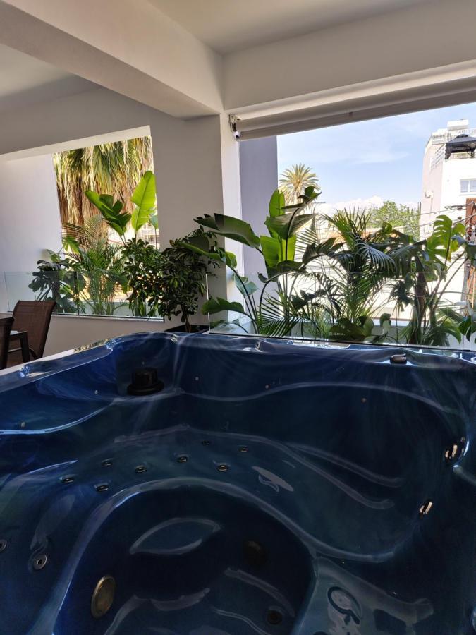 Carisa Deluxe Apartment With Jacuzzi Larnaca Esterno foto