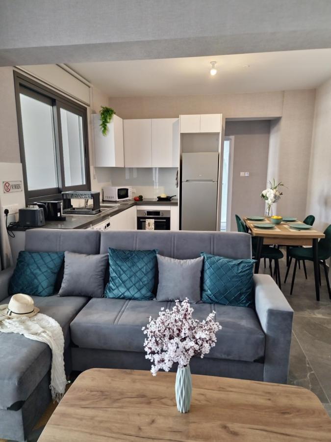 Carisa Deluxe Apartment With Jacuzzi Larnaca Esterno foto