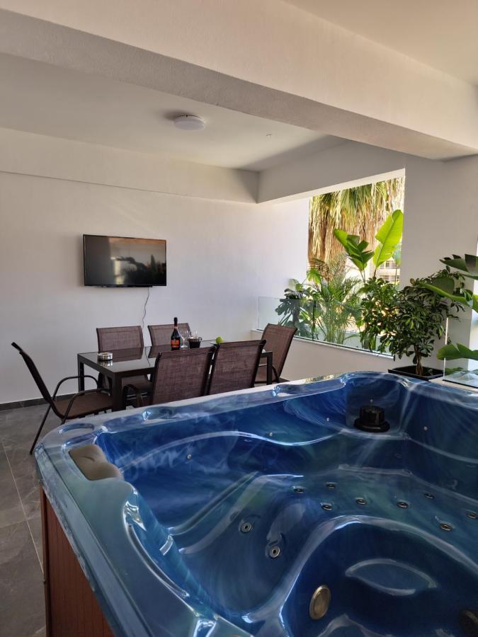 Carisa Deluxe Apartment With Jacuzzi Larnaca Esterno foto