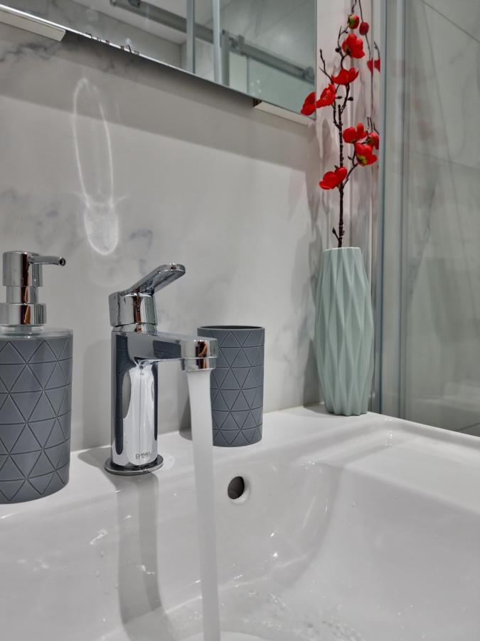 Carisa Deluxe Apartment With Jacuzzi Larnaca Esterno foto