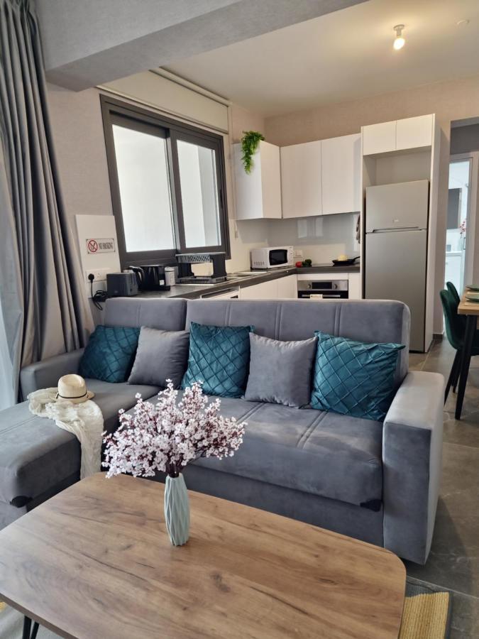 Carisa Deluxe Apartment With Jacuzzi Larnaca Esterno foto