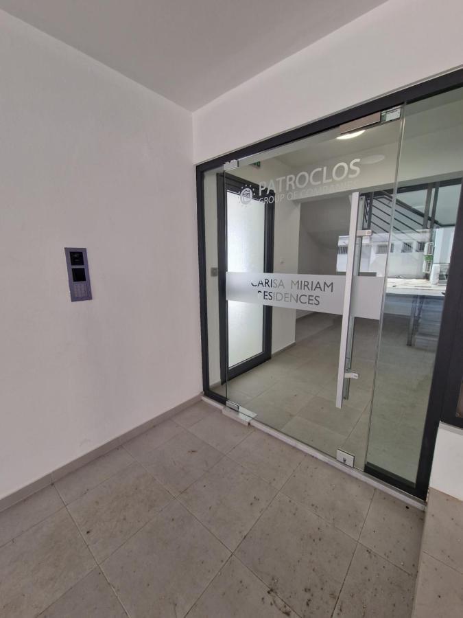 Carisa Deluxe Apartment With Jacuzzi Larnaca Esterno foto
