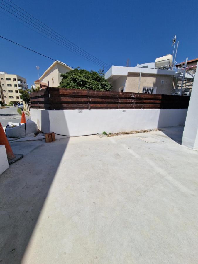Carisa Deluxe Apartment With Jacuzzi Larnaca Esterno foto