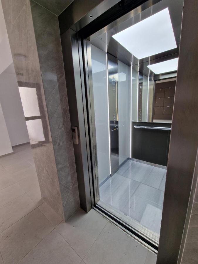 Carisa Deluxe Apartment With Jacuzzi Larnaca Esterno foto