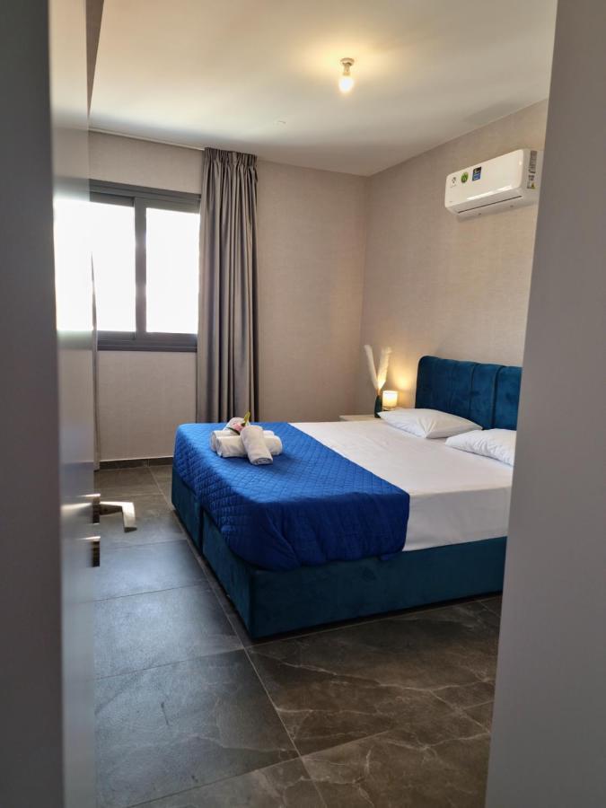 Carisa Deluxe Apartment With Jacuzzi Larnaca Esterno foto