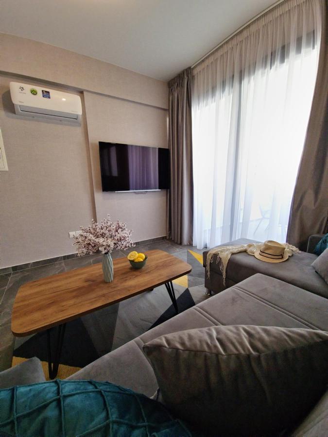 Carisa Deluxe Apartment With Jacuzzi Larnaca Esterno foto