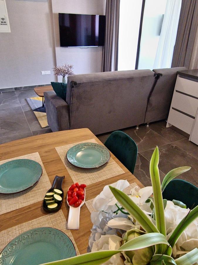Carisa Deluxe Apartment With Jacuzzi Larnaca Esterno foto