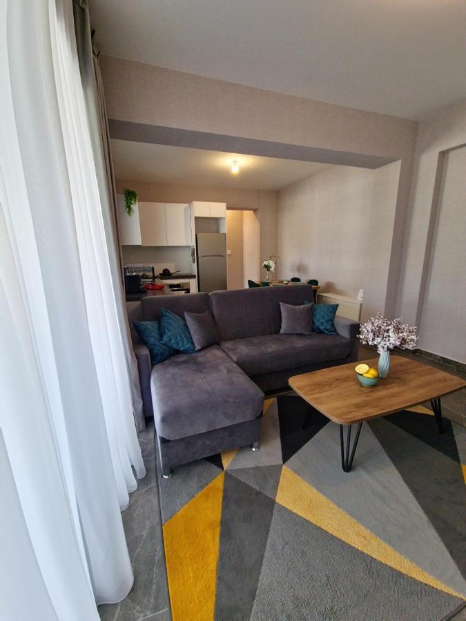 Carisa Deluxe Apartment With Jacuzzi Larnaca Esterno foto