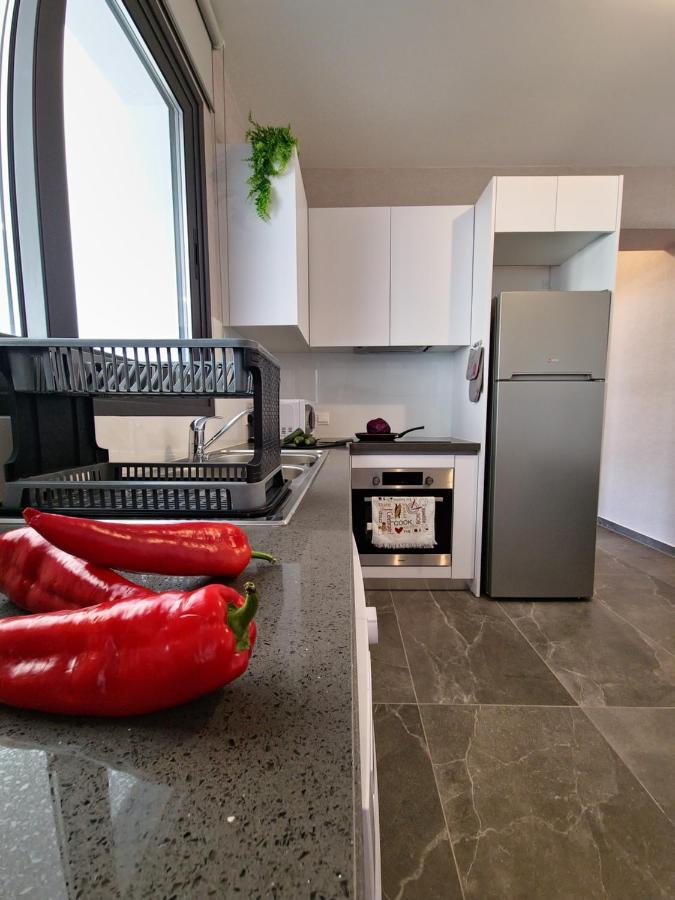 Carisa Deluxe Apartment With Jacuzzi Larnaca Esterno foto