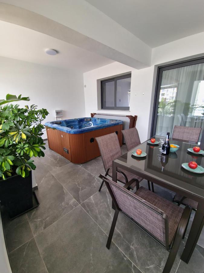 Carisa Deluxe Apartment With Jacuzzi Larnaca Esterno foto