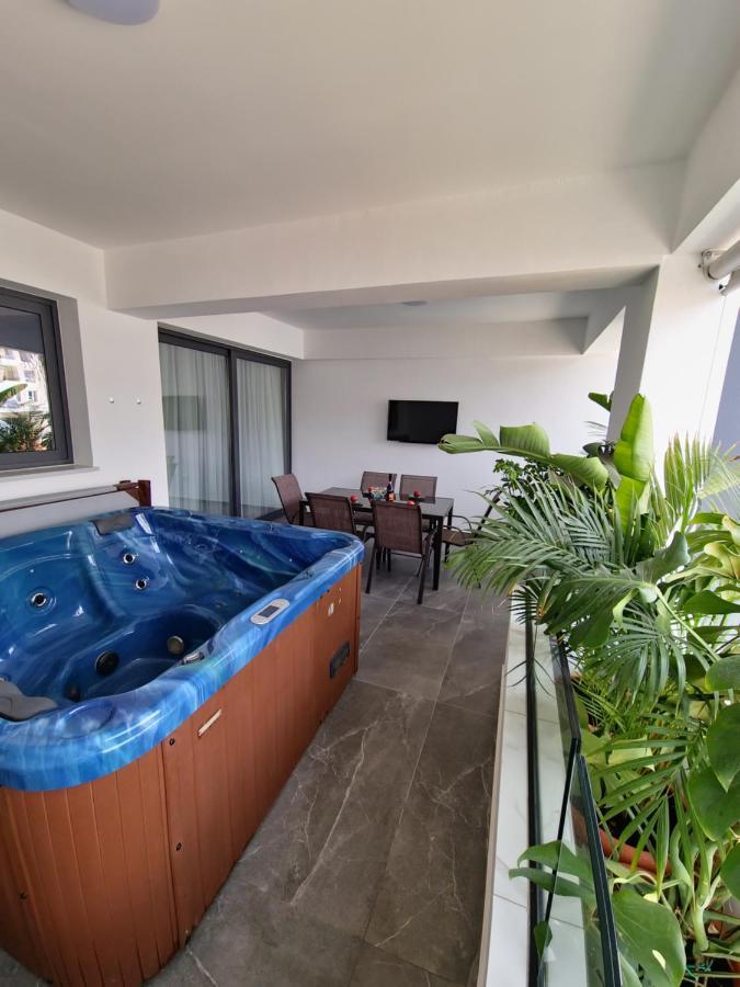 Carisa Deluxe Apartment With Jacuzzi Larnaca Esterno foto