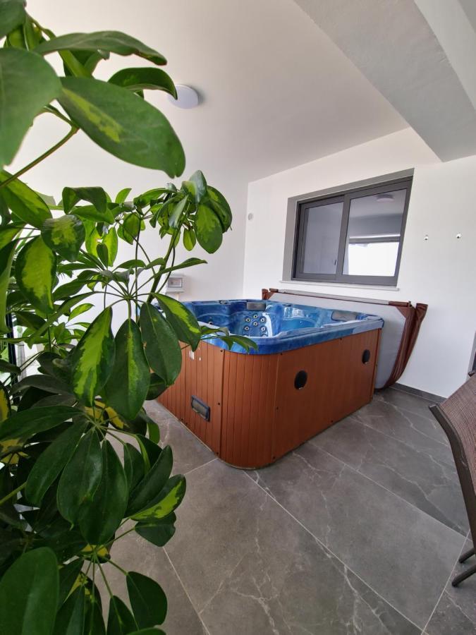 Carisa Deluxe Apartment With Jacuzzi Larnaca Esterno foto