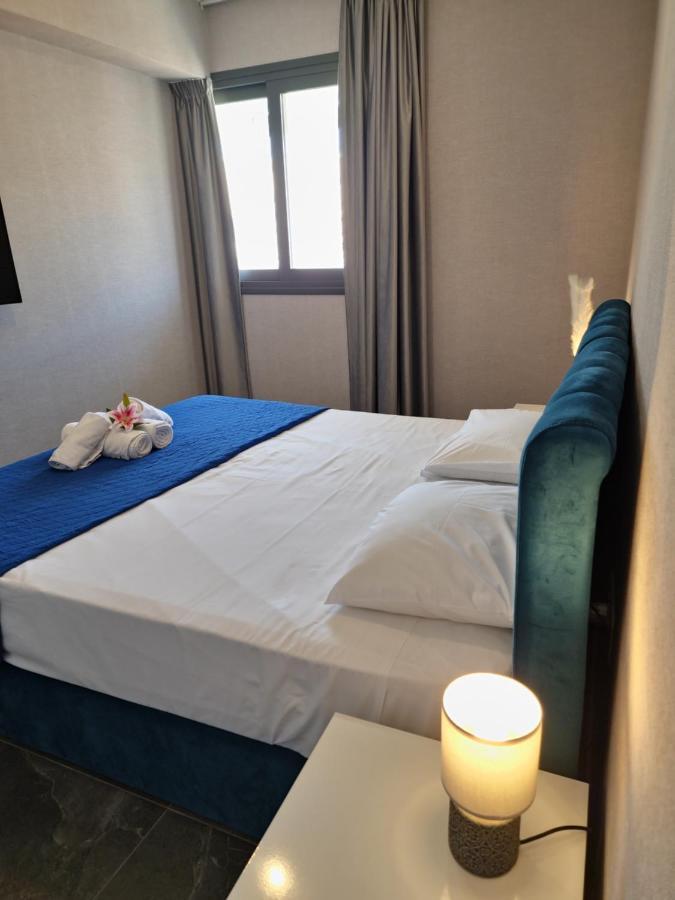 Carisa Deluxe Apartment With Jacuzzi Larnaca Esterno foto