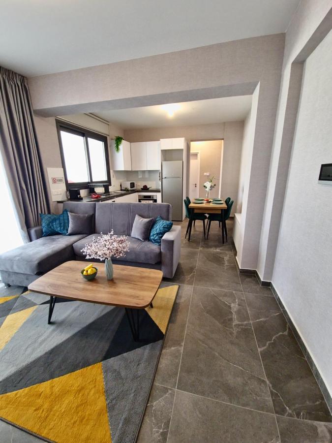 Carisa Deluxe Apartment With Jacuzzi Larnaca Esterno foto