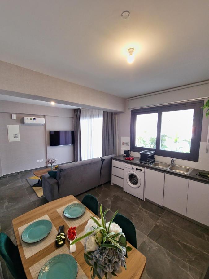 Carisa Deluxe Apartment With Jacuzzi Larnaca Esterno foto