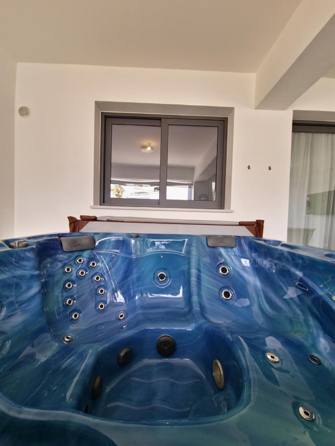 Carisa Deluxe Apartment With Jacuzzi Larnaca Esterno foto