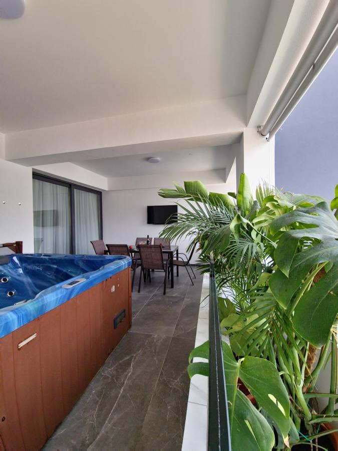Carisa Deluxe Apartment With Jacuzzi Larnaca Esterno foto