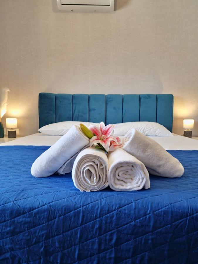 Carisa Deluxe Apartment With Jacuzzi Larnaca Esterno foto