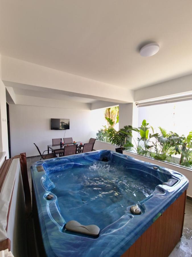 Carisa Deluxe Apartment With Jacuzzi Larnaca Esterno foto